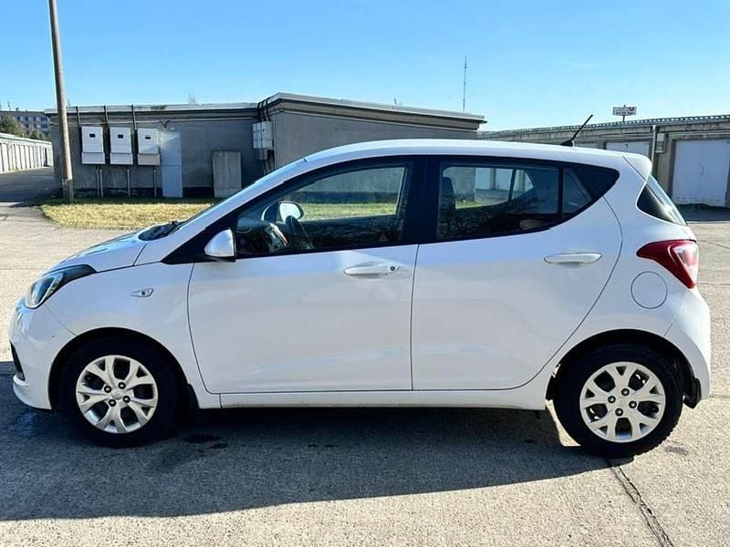 Gebraucht Hyundai i10 67 PS (49 kW) 2015 Weiß Kleinwagen
