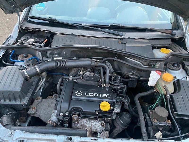 Grün Gebraucht 2001 Opel Corsa Kleinwagen | 1.000 € (Fairer Preis) - Bild 1/4