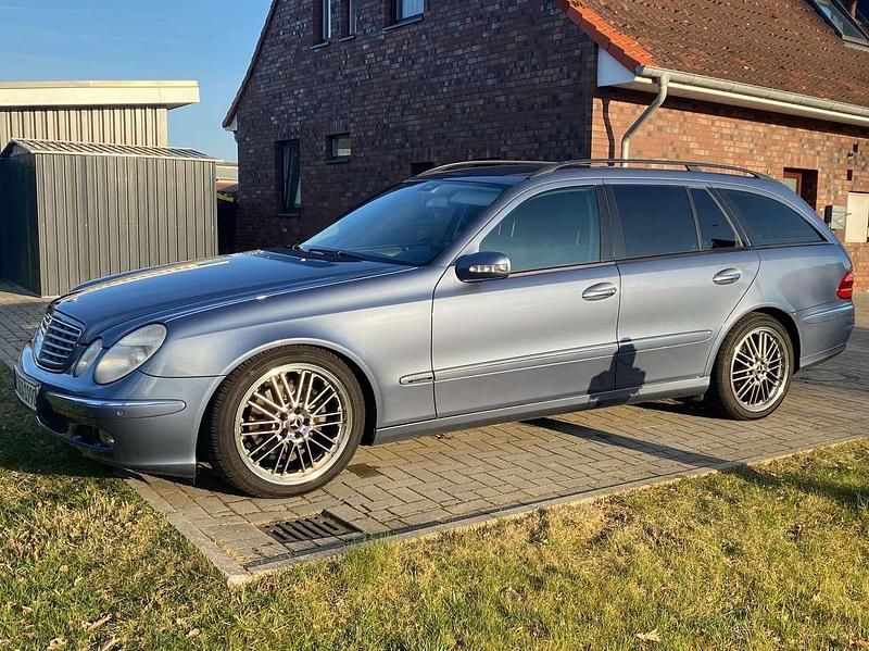 Blau Gebraucht 2005 Mercedes 220 Kombi | 4.250 € - Bild 1/2