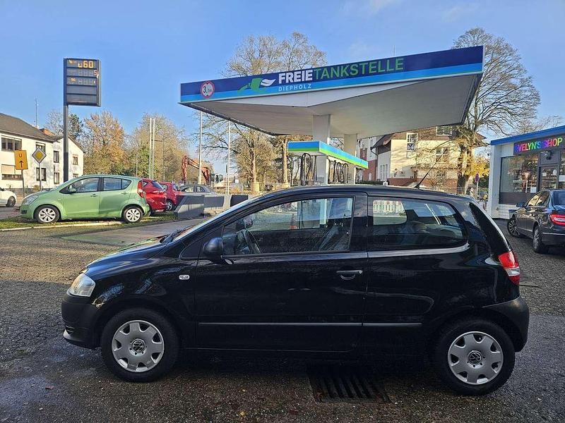 Gebraucht VW Fox Basis 54 PS (39 kW) 2008 Schwarz Kleinwagen