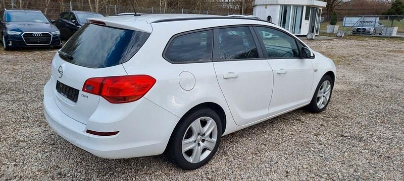 Używany Opel Astra Design Edition 110 KM (80 kW) 2012 Biały Kombi