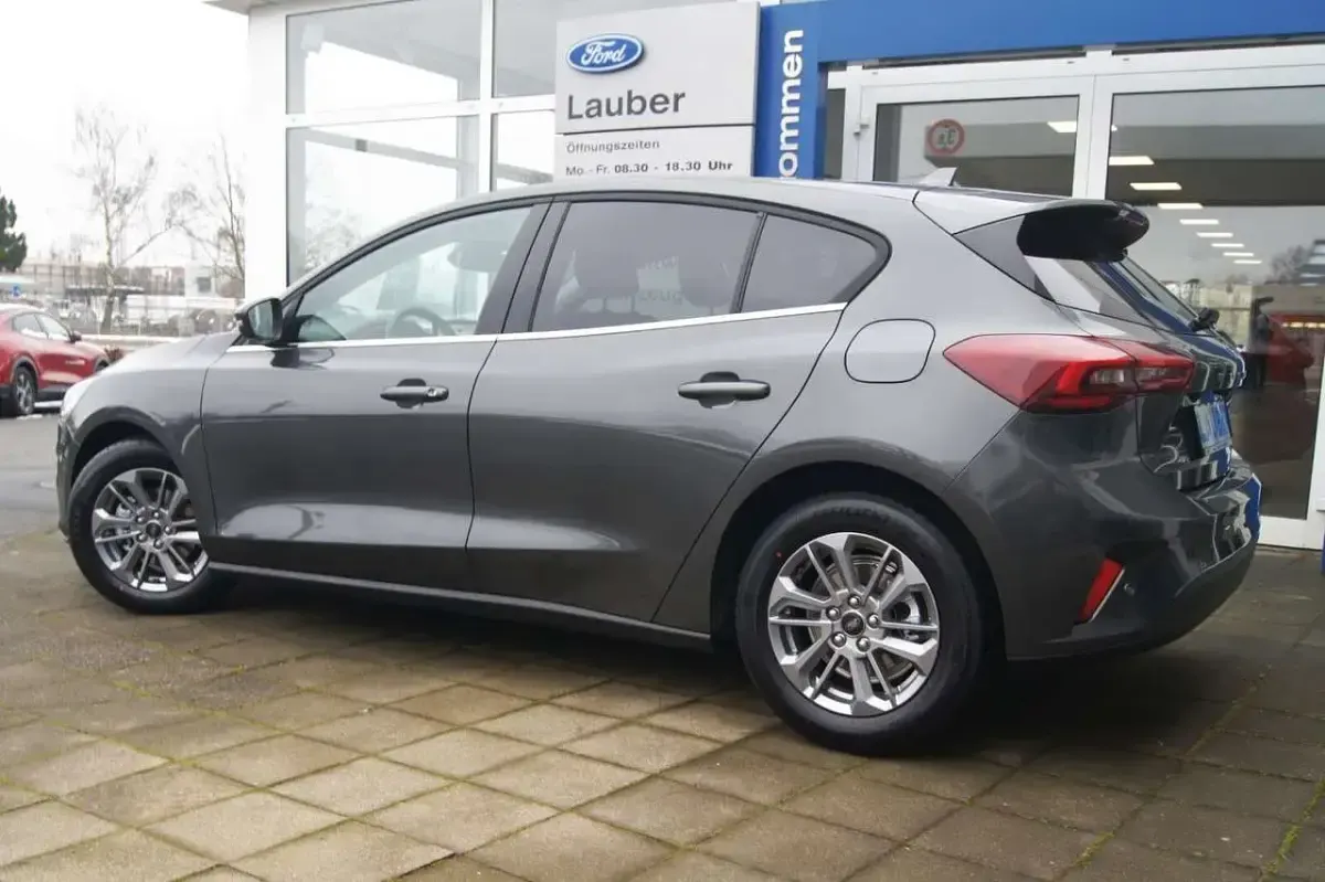 Gebraucht Ford Focus Titanium 125 PS (91 kW) 2023 Magneticgrau (grau) Limousine