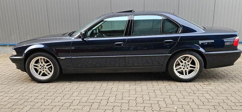 Blau Gebraucht 1997 BMW 750 Limousine | 11.950 € (Superpreis) - Bild 1/4