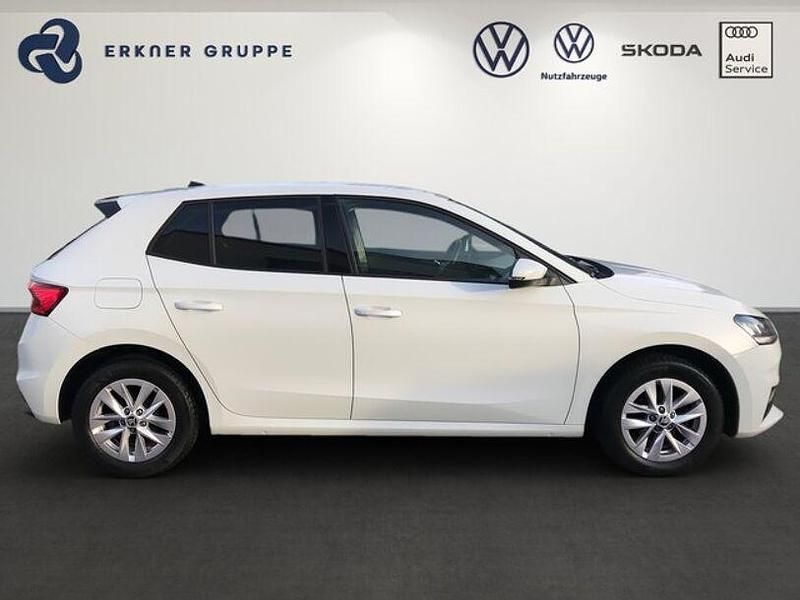 Gebraucht Skoda Fabia Ambition 95 PS (69 kW) 2022 Moonweiß perleffekt Limousine