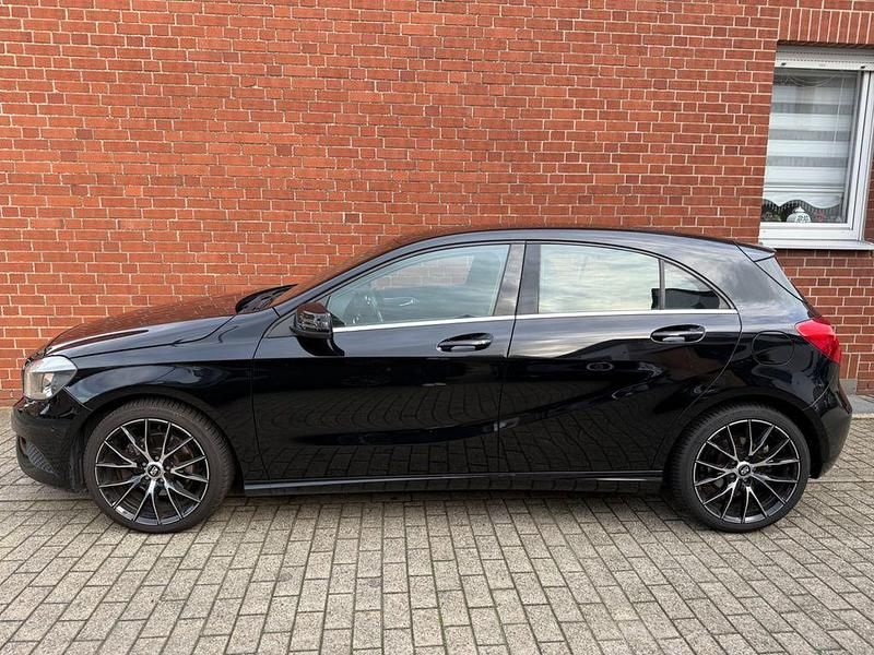 Schwarz Gebraucht 2015 Mercedes A180 Limousine | 13.490 € (Fairer Preis) - Bild 1/4