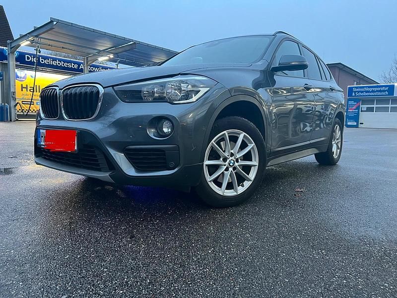 Grau Gebraucht 2017 BMW X1 SUV | 12.799 € - Bild 1/4