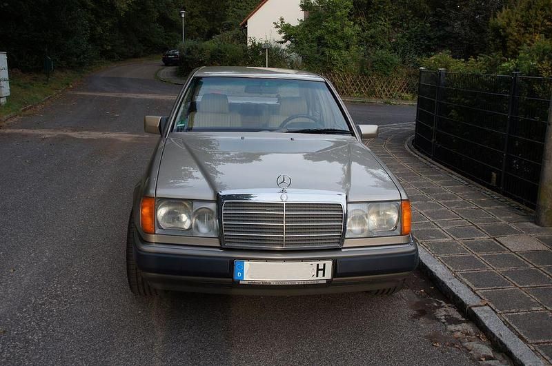 Brugt Mercedes E230 132 HK (97 kW) 1990 Sølv Sedan