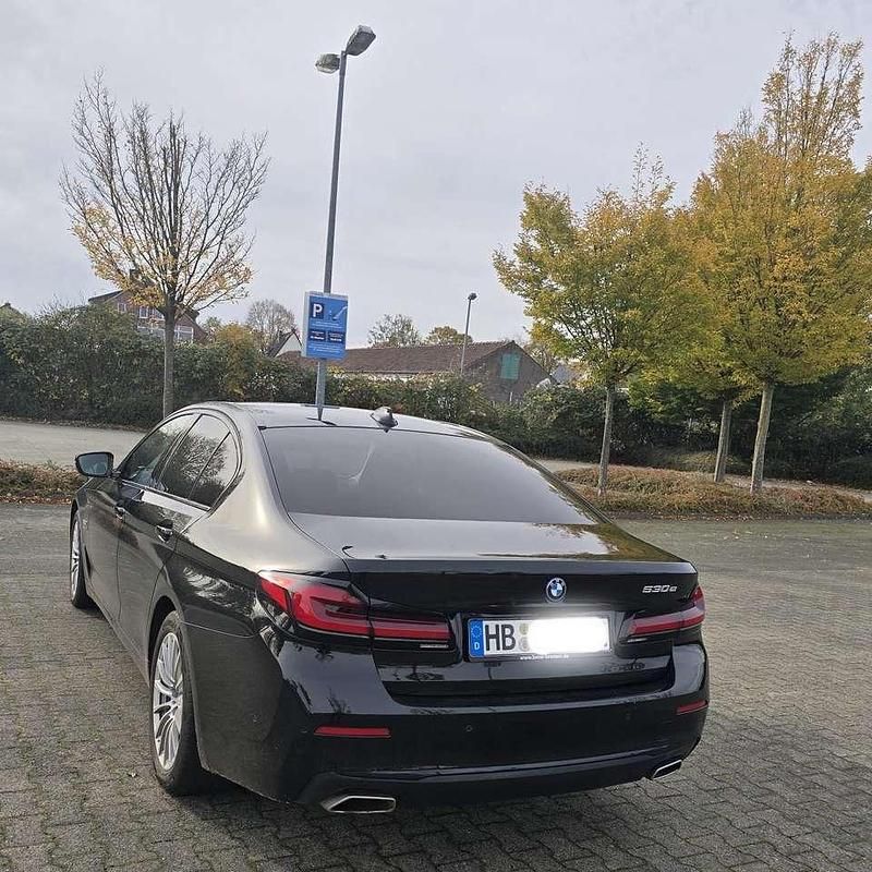 Schwarz Gebraucht 2023 BMW 530e Limousine | 35.999 € (Guter Preis) - Bild 1/4