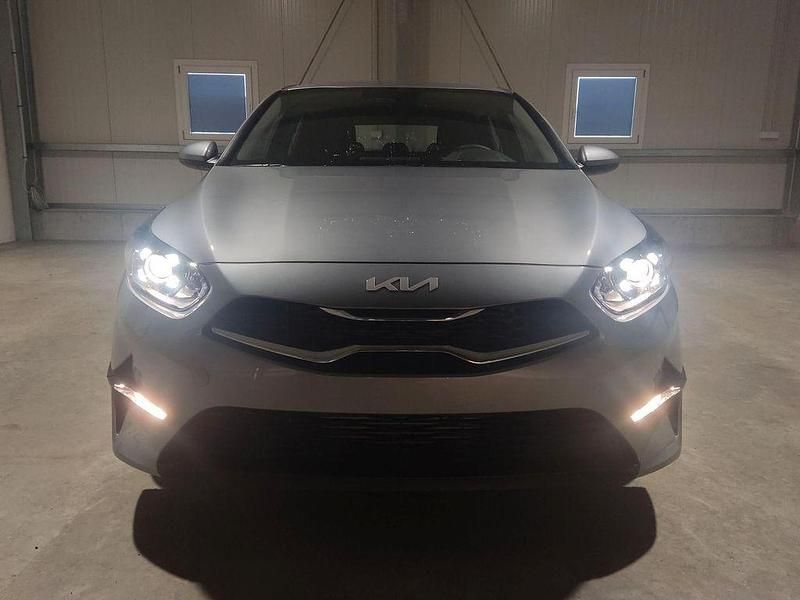 Neu Kia Ceed 101 PS (74 kW) 2026 Grau Kleinwagen