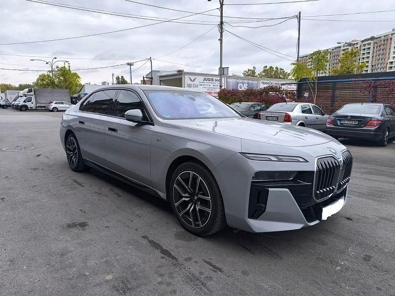 Grau Gebraucht 2024 BMW 740 M Sport Limousine | 89.250 € (Guter Preis) - Bild 1/4