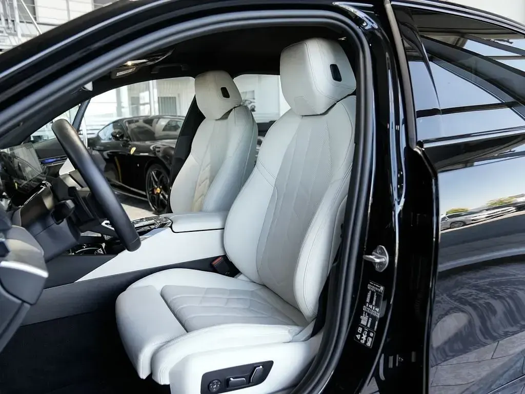 Gebraucht BMW 520 M Sport 197 PS (144 kW) 2026 Saphirschwarz Limousine