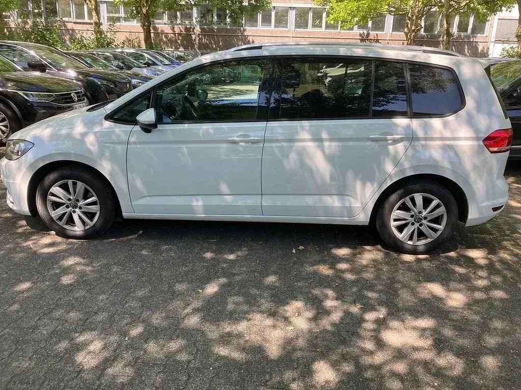 Gebraucht VW Touran 150 PS (110 kW) 2022 Weiß Van / Kleinbus