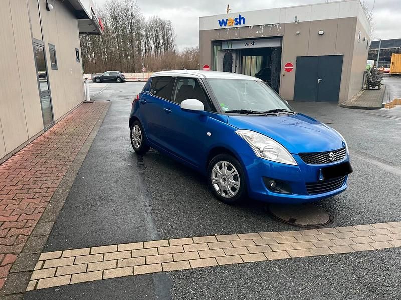 Gebraucht Suzuki Swift 92 PS (67 kW) 2013 Blau Kleinwagen