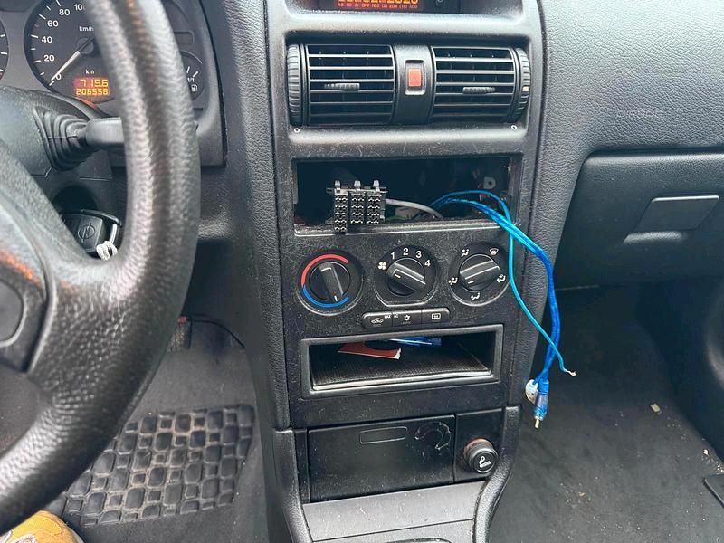 Grün Gebraucht 1999 Opel Astra Kleinwagen | 650 € (Superpreis) - Bild 1/4