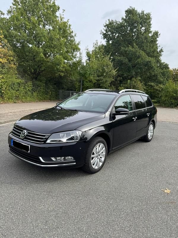 Schwarz Gebraucht 2011 VW Passat Kombi | 9.000 € (Etwas zu teuer) - Bild 1/4