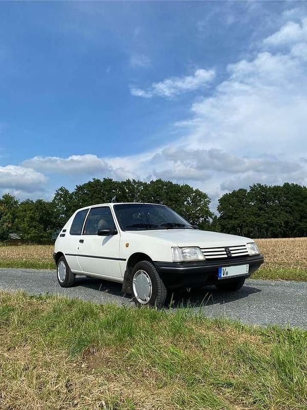 Weiß Gebraucht 1992 Peugeot 205 Limousine | 3.999 € - Bild 1/4