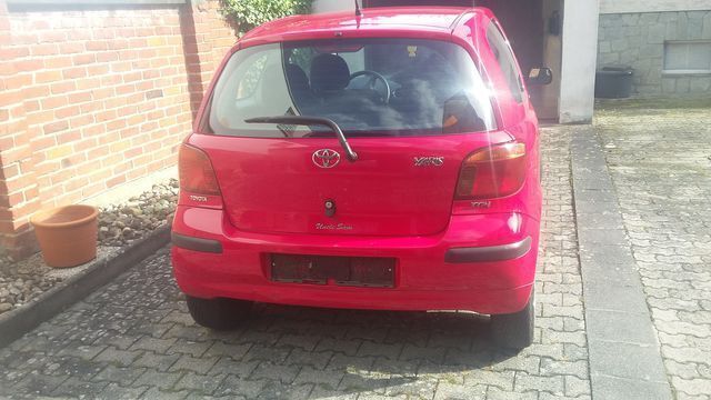 Rot Gebraucht 2004 Toyota Yaris Kleinwagen | 2.100 € - Bild 1/4