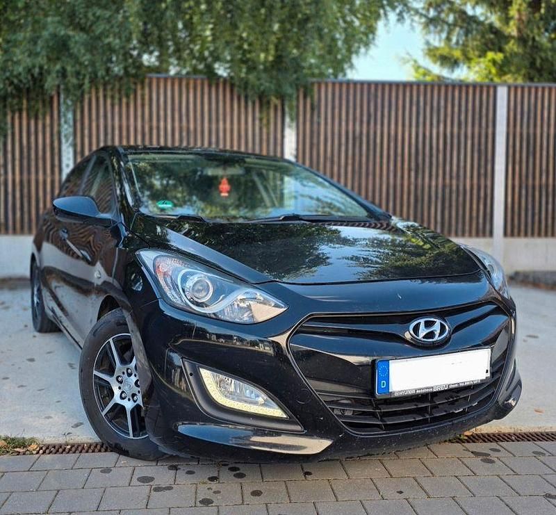 Schwarz Gebraucht 2012 Hyundai i30 Style Limousine | 6.300 € (Etwas zu teuer) - Bild 1/4