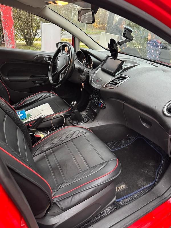 Gebraucht Ford Fiesta 82 PS (60 kW) 2017 Rot Kleinwagen