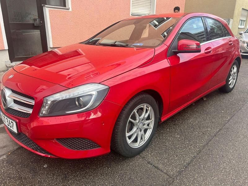 Gebraucht Mercedes A200 136 PS (100 kW) 2013 Rot Kleinwagen