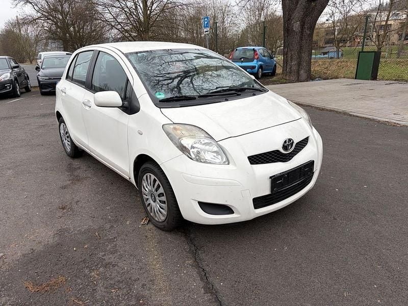 Gebraucht Toyota Yaris Cool 69 PS (50 kW) 2011 Weiß Kleinwagen