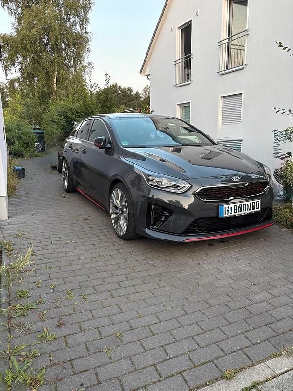 Grau Gebraucht 2021 Kia ProCeed GT Kleinwagen | 23.500 € (Guter Preis) - Bild 1/2