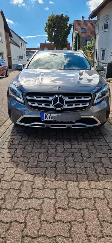 Grau Gebraucht 2017 Mercedes GLA200 SUV | 16.999 € (Fairer Preis) - Bild 1/4