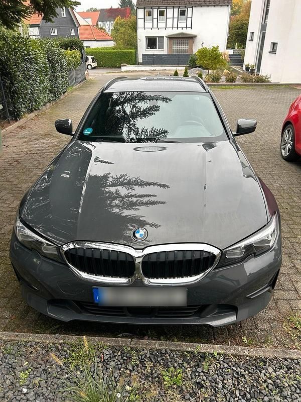 Grau Gebraucht 2021 BMW 320 Kombi | 22.990 € (Guter Preis) - Bild 1/4