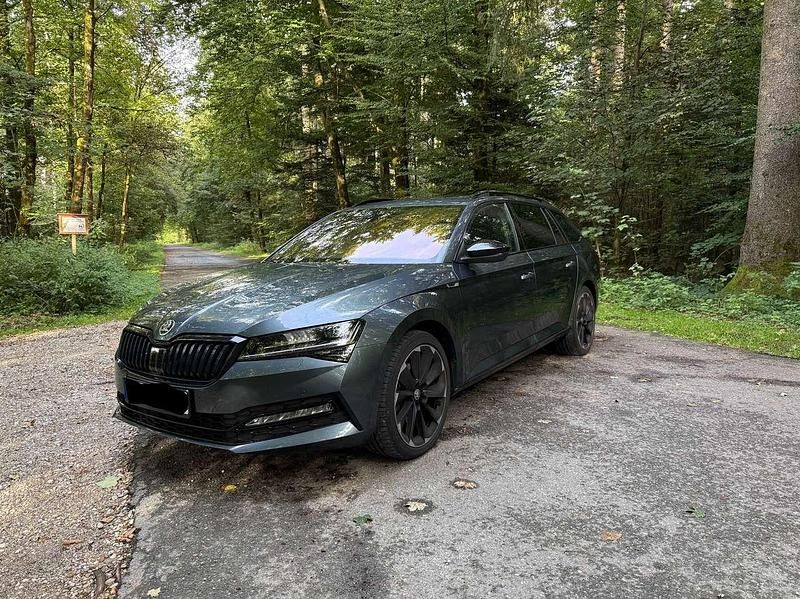 Grau Gebraucht 2022 Skoda Superb SportLine Kombi | 29.500 € (Superpreis) - Bild 1/4