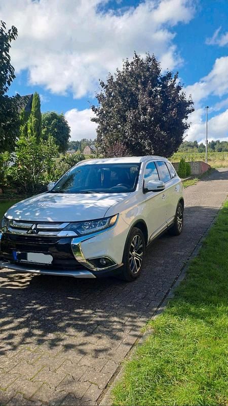 Weiß Gebraucht 2016 Mitsubishi Outlander SUV | 13.500 € (Fairer Preis) - Bild 1/4