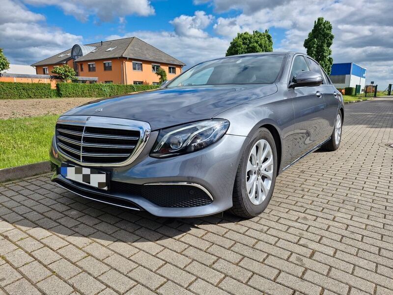 Silber Gebraucht 2018 Mercedes E220 Exclusive Limousine | 34.000 € (Fairer Preis) - Bild 1/4