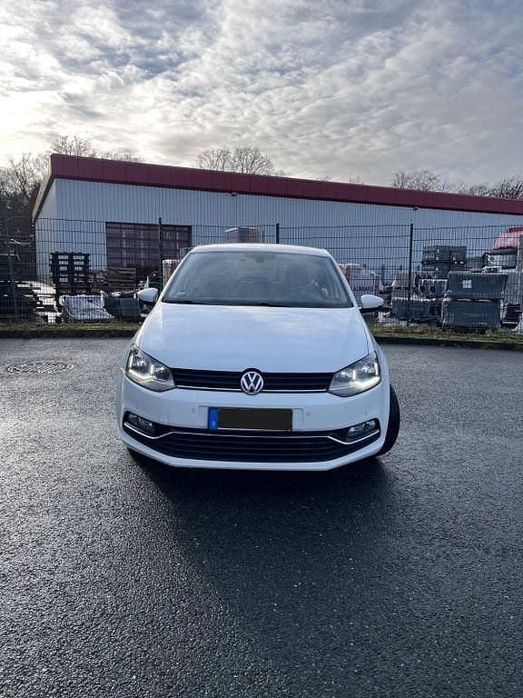 Weiß Gebraucht 2015 VW Polo Highline Limousine | 6.900 € (Fairer Preis) - Bild 1/4