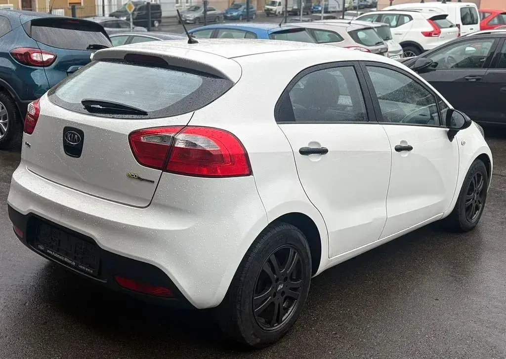 Gebraucht Kia Rio 75 PS (55 kW) 2012 Weiß Limousine