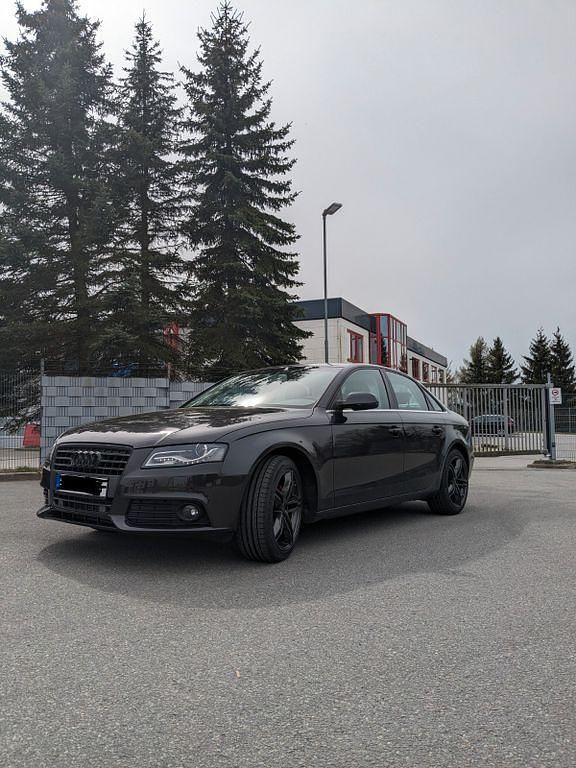 Grau Gebraucht 2010 Audi A4 Ambiente Limousine | 7.799 € (Guter Preis) - Bild 1/4