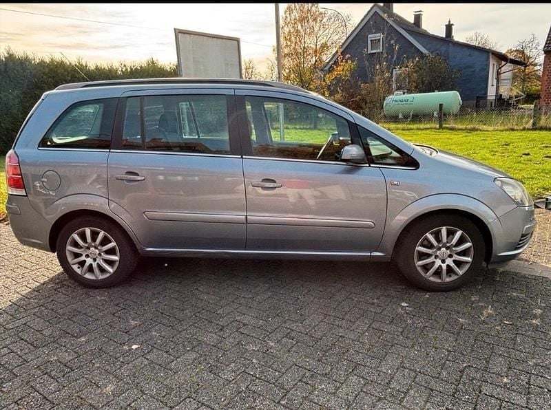 Grau Gebraucht 2005 Opel Zafira Limousine | 2.000 € (Guter Preis) - Bild 1/4