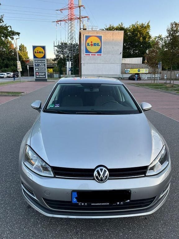 Grau Gebraucht 2014 VW Golf VII Comfortline Limousine | 8.500 € (Superpreis) - Bild 1/4