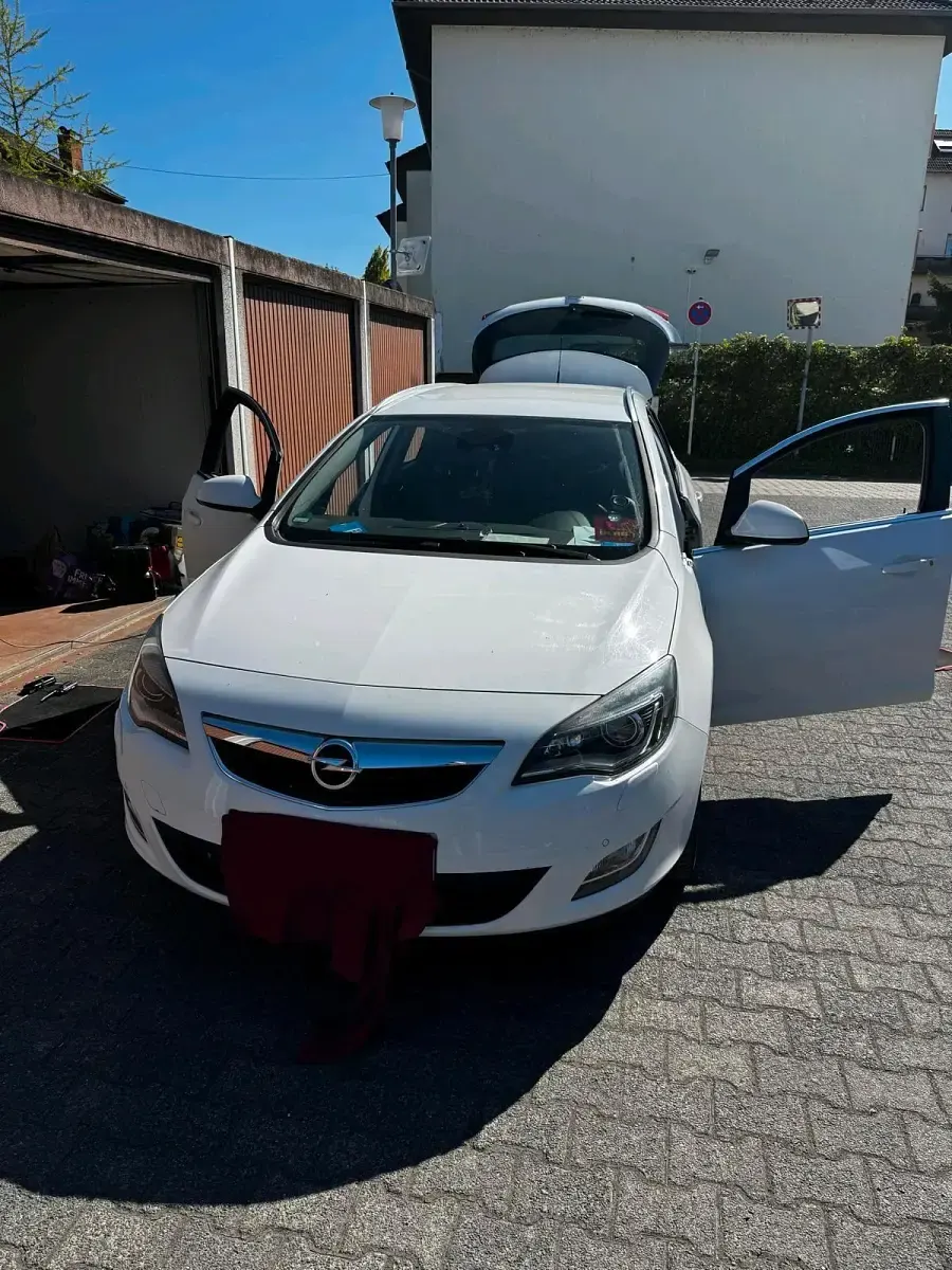 Second-hand Opel Astra 165 CP (121 kW) 2011 Alb Break