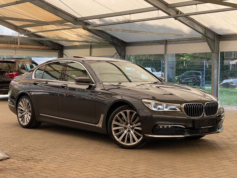 Grau Gebraucht 2017 BMW 730 Sport Line Limousine | 27.990 € (Superpreis) - Bild 1/4