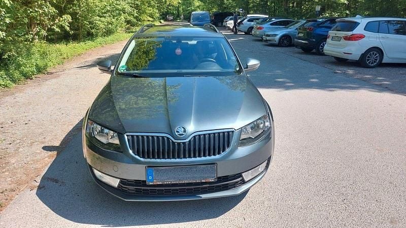 Grau Gebraucht 2016 Skoda Octavia Ambition Kombi | 11.000 € (Guter Preis) - Bild 1/4
