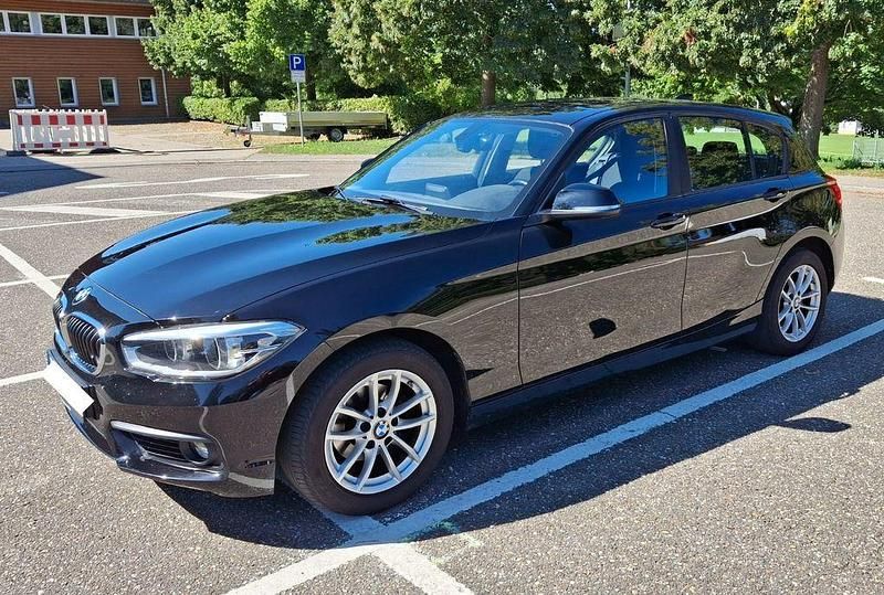 Schwarz Gebraucht 2015 BMW 118 Sport Line Kleinwagen | 12.499 € (Fairer Preis) - Bild 1/4