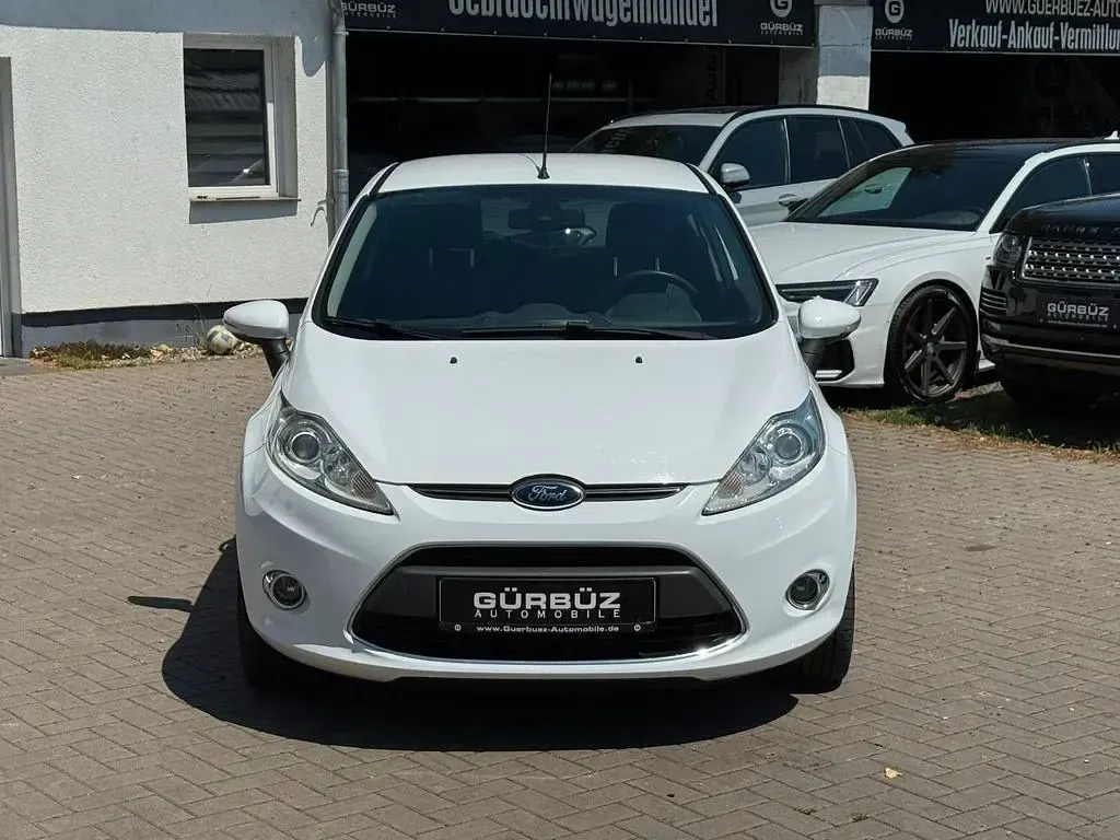 Gebraucht Ford Fiesta Titanium 82 PS (60 kW) 2011 Weiß Kleinwagen