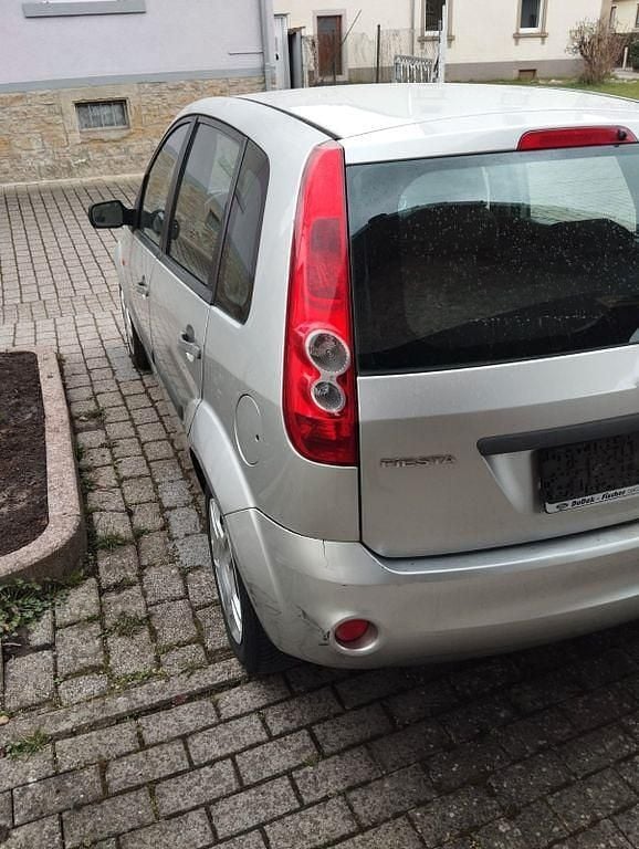 Gebraucht Ford Fiesta Ambiente 69 PS (50 kW) 2007 Silber Kleinwagen