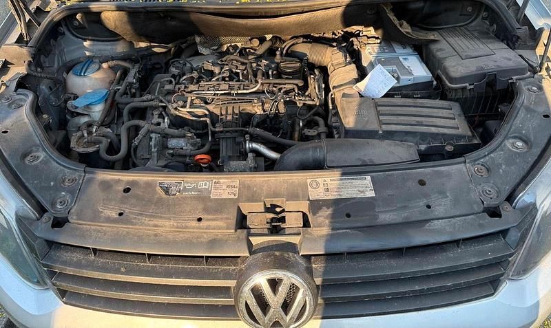 Second-hand VW Caddy 102 CP (75 kW) 2011 Argintiu Monovolum