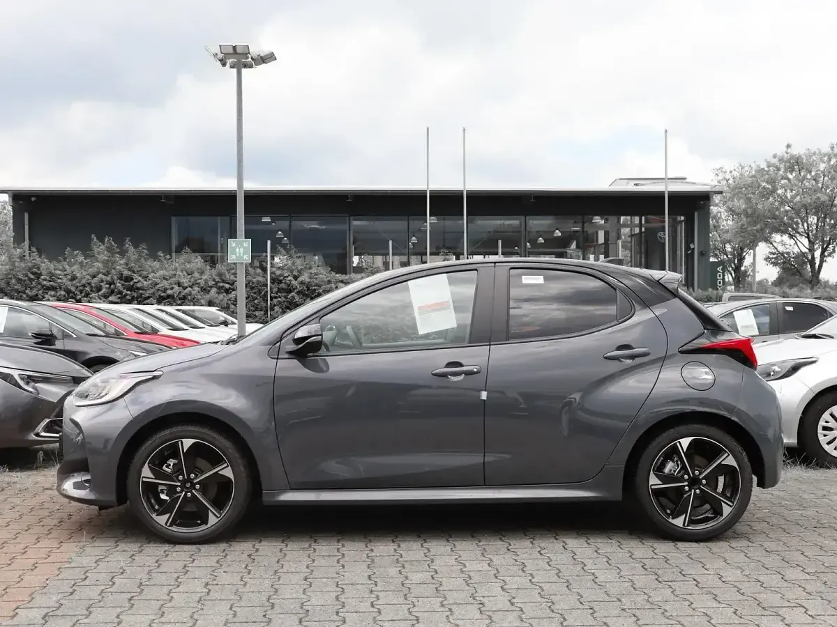 Neu Toyota Yaris Lounge 131 PS (96 kW) 2026 Schwarz Kleinwagen
