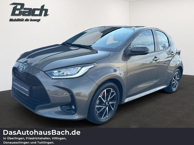 Braun Gebraucht 2021 Toyota Yaris Hybrid Play Limousine | 16.680 € (Guter Preis) - Bild 1/4