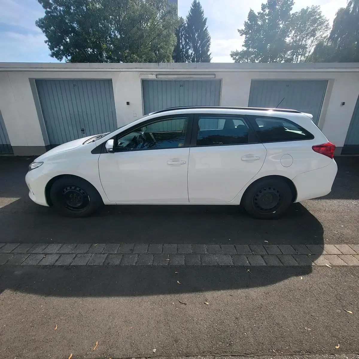 Gebraucht Toyota Auris 90 PS (66 kW) 2026 Weiß Kleinwagen