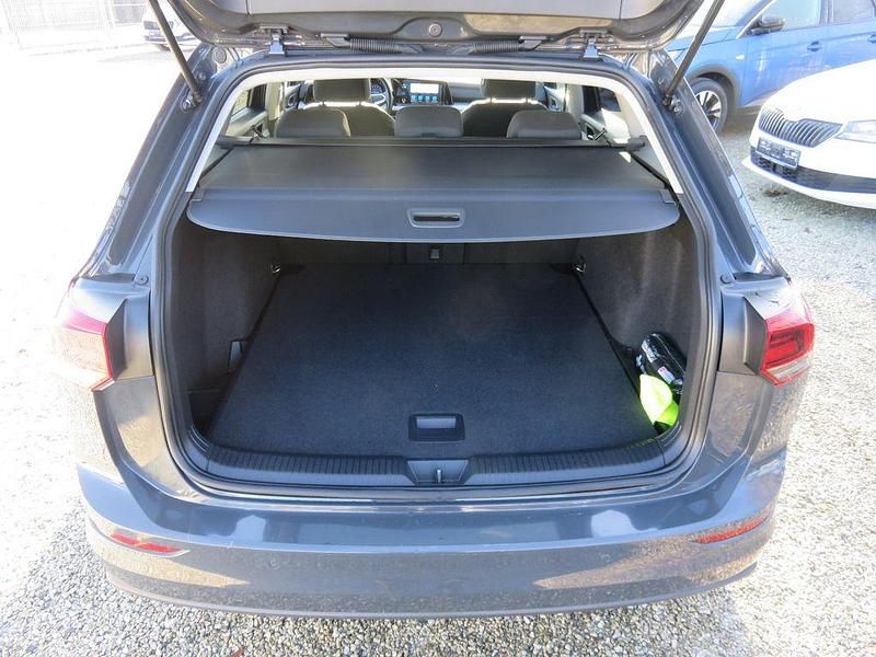 Gebraucht VW Golf VIII Life 150 PS (110 kW) 2022 Uranograu/cinza urano Kombi