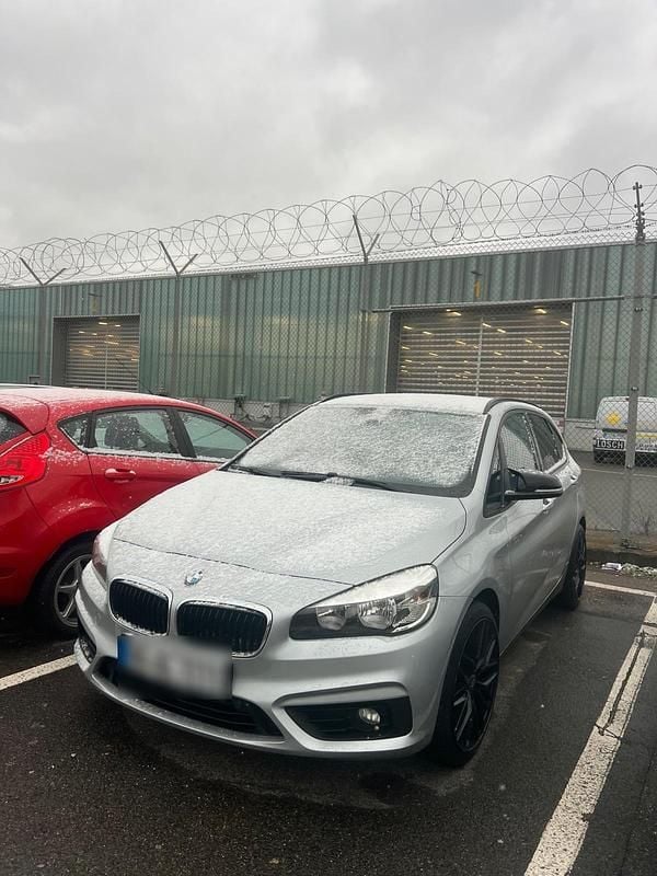 Schwarz Gebraucht 2015 BMW 216 Limousine | 12.900 € - Bild 1/4