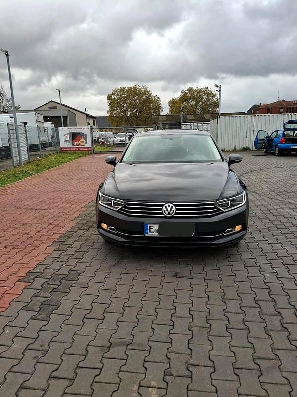 Grau Gebraucht 2015 VW Passat Limousine | 11.300 € (Guter Preis) - Bild 1/4
