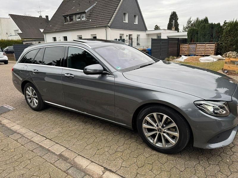 Gebraucht Mercedes E220 194 PS (142 kW) 2019 Grau Kombi